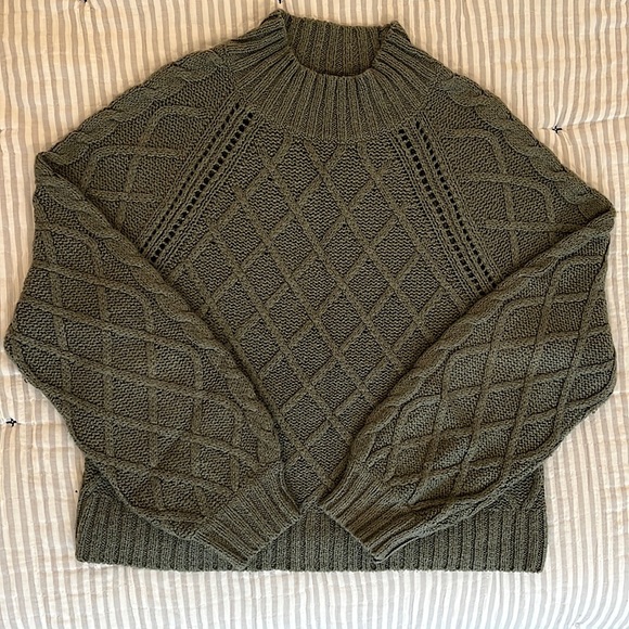 American Eagle Outfitters Sweaters - American eagle sweater, color: olive green. Size M.